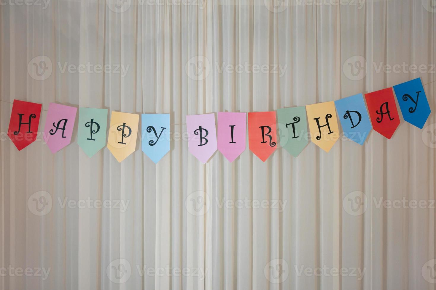 geburtstag feiern, überraschen mit happy birthday banner an der wand. foto