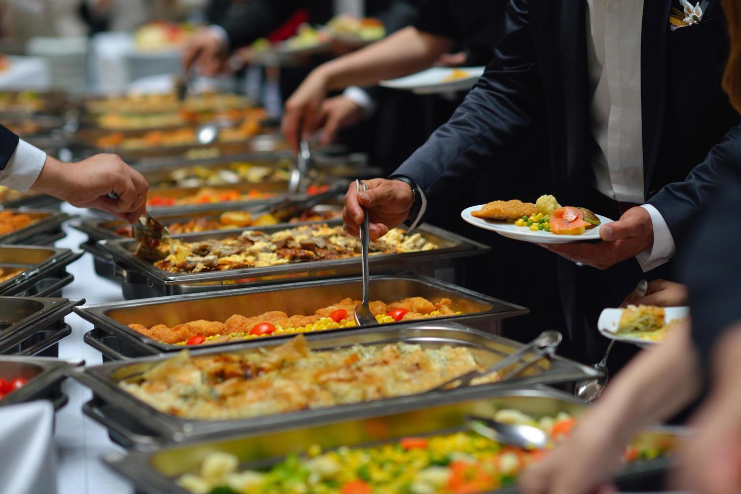 Blick auf das Essen vom Buffet foto