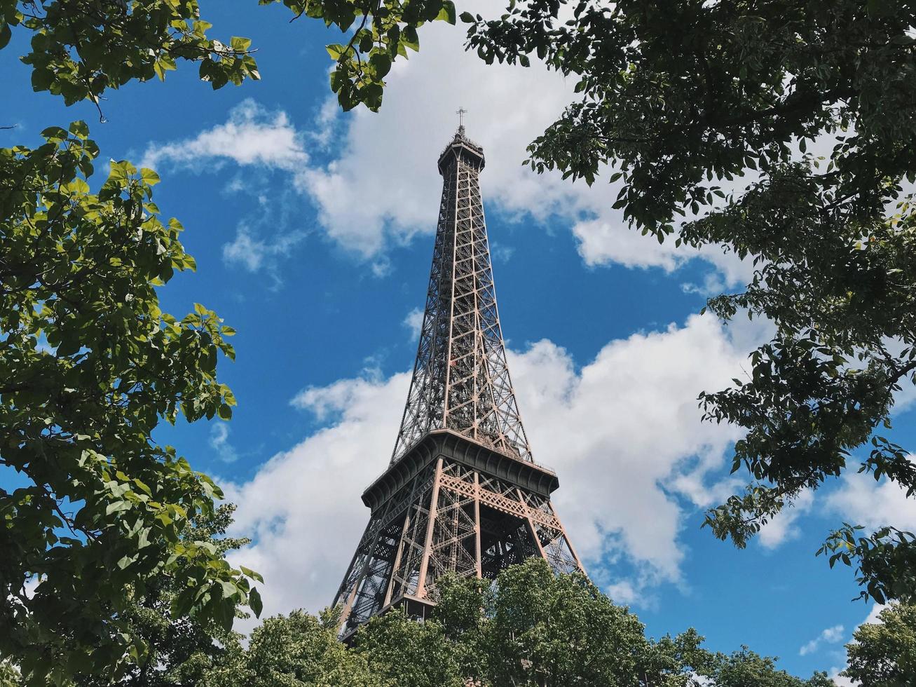 Eiffelturm während des Tages foto