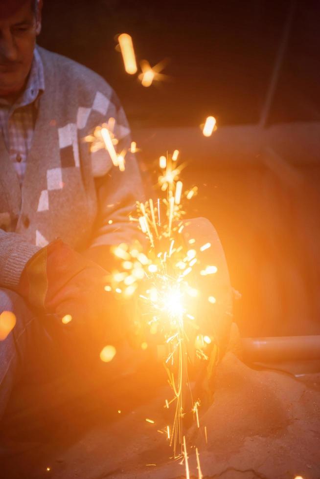 der Schmied, der Metallprodukte poliert foto