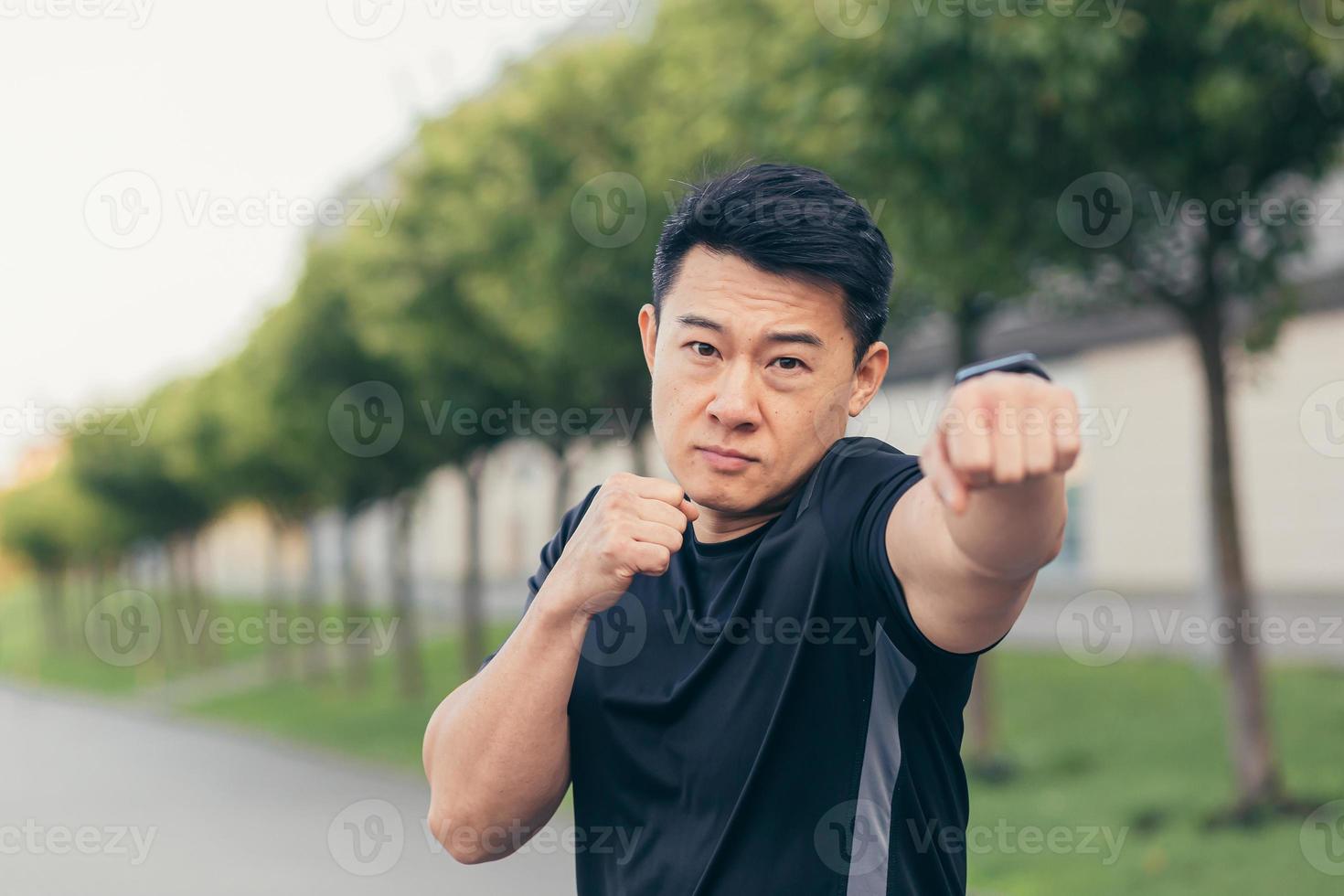 männlicher asiatischer athlet demonstriert boxständer beim morgendlichen joggen und fitness foto