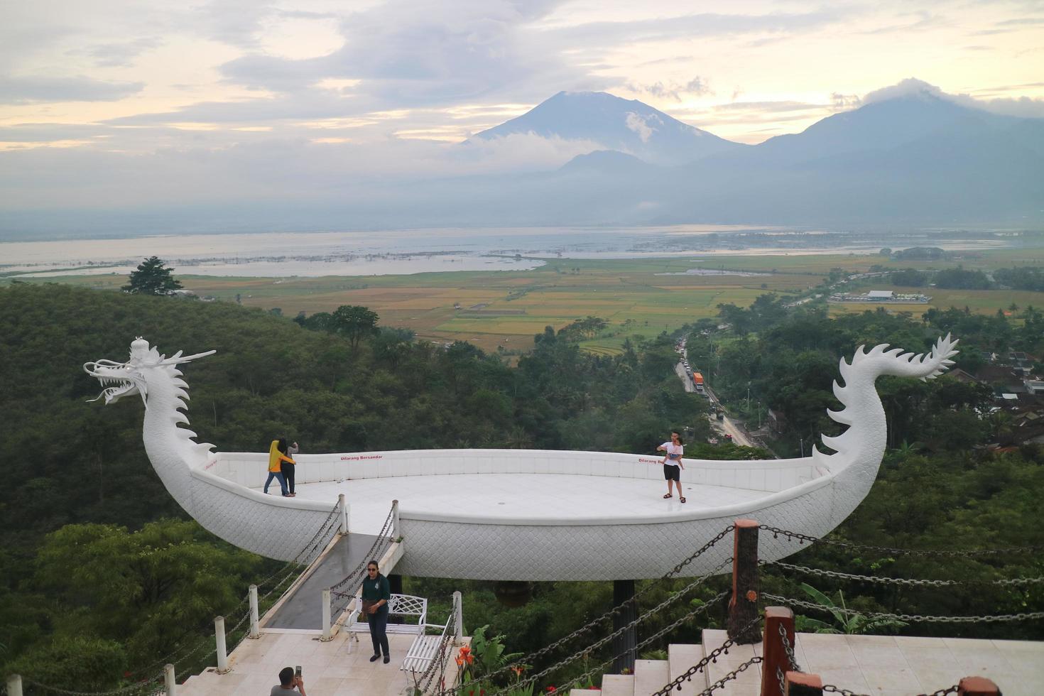 ambarawa indonesien 1. januar 2022, ein riesiges boot mit einem drachenkopf auf einem hügel, an einem touristenort in der ambarawa-gegend namens eling bening foto