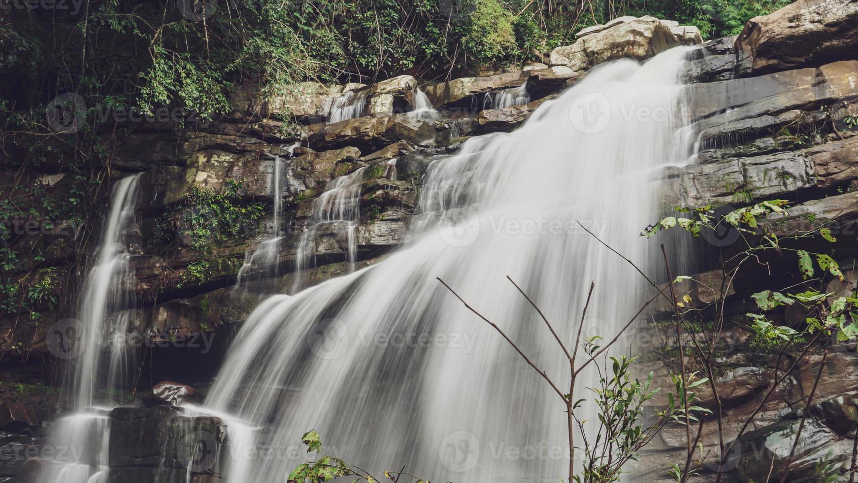 Der Wasserfall im großen Wald ist sehr schön und während der Regenzeit weniger bekannt und gefährlich. foto