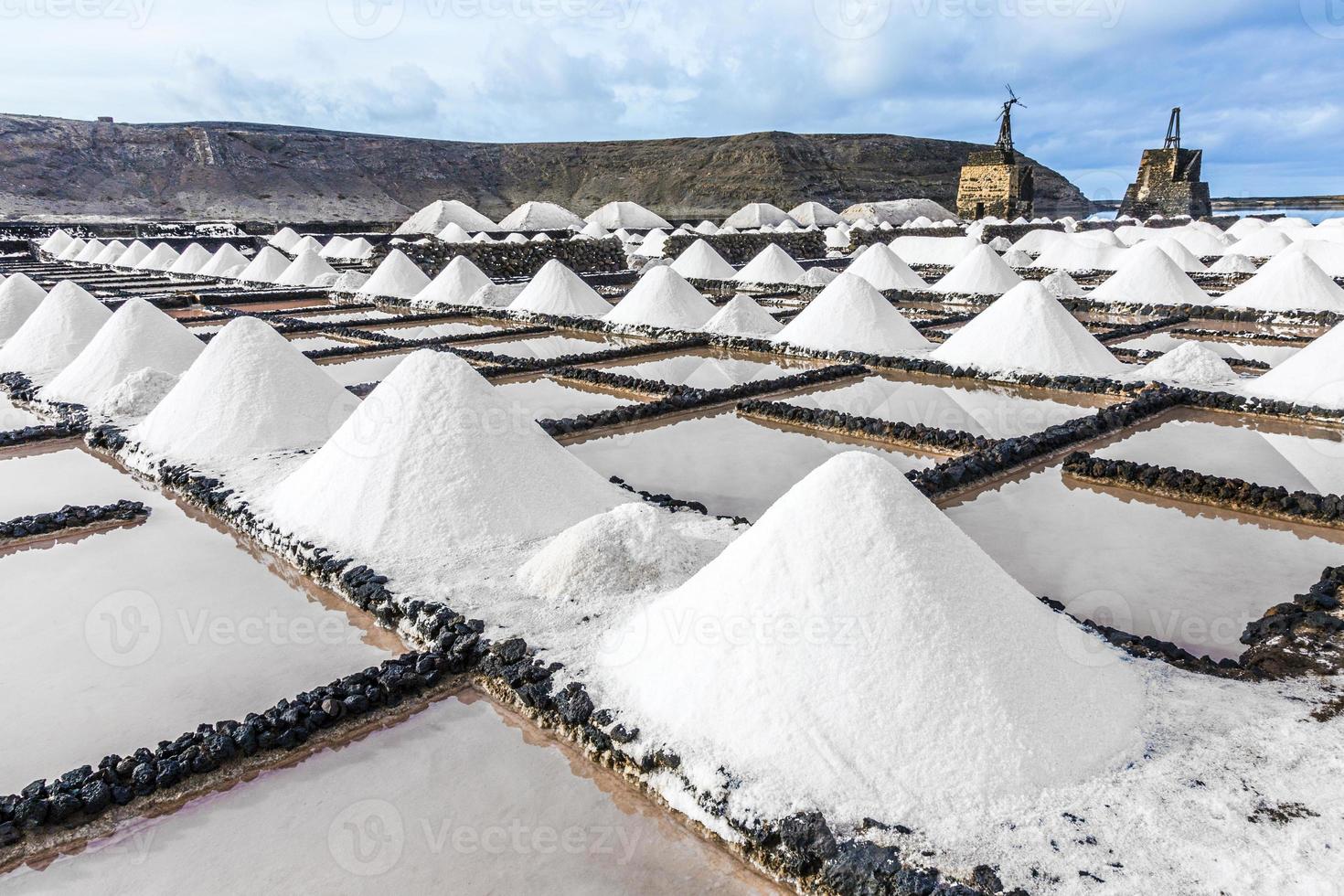 Salzhaufen in der Salzlösung von Janubio foto