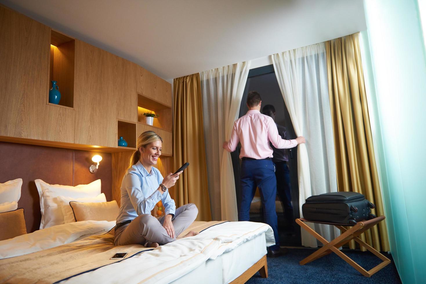 junges Paar im modernen Hotelzimmer foto