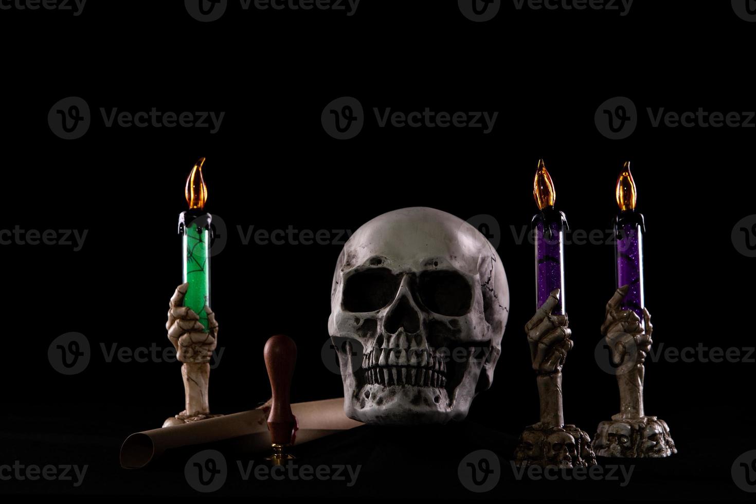 Halloween menschlicher Schädel auf einem alten Holztisch auf schwarzem Hintergrund. Form des Schädelknochens für Totenkopf auf dem Halloween-Festival, das Horror, bösen Kerzenrauch, Angst und Unheimlichkeit zeigt, Kopierraum foto