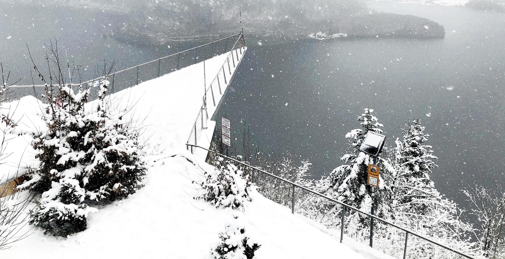 dreieck aussichtspunkt von hallstatt winter schnee berg landschaft wanderung epische berge outdoor abenteuer und see durch den kiefernwald im hochtal führt zum alten salzbergwerk von hallstatt, österreich foto