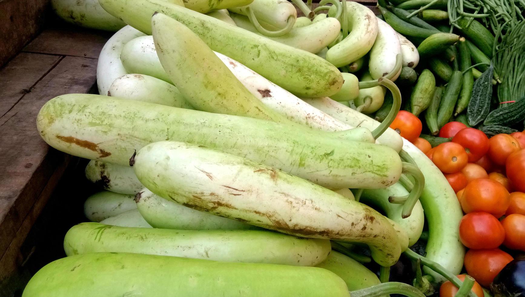 Frisch geernteter Flaschenkürbis zum Verkauf am Marktstand foto