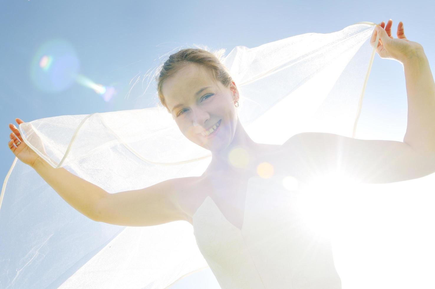 schöne Braut im Freien foto