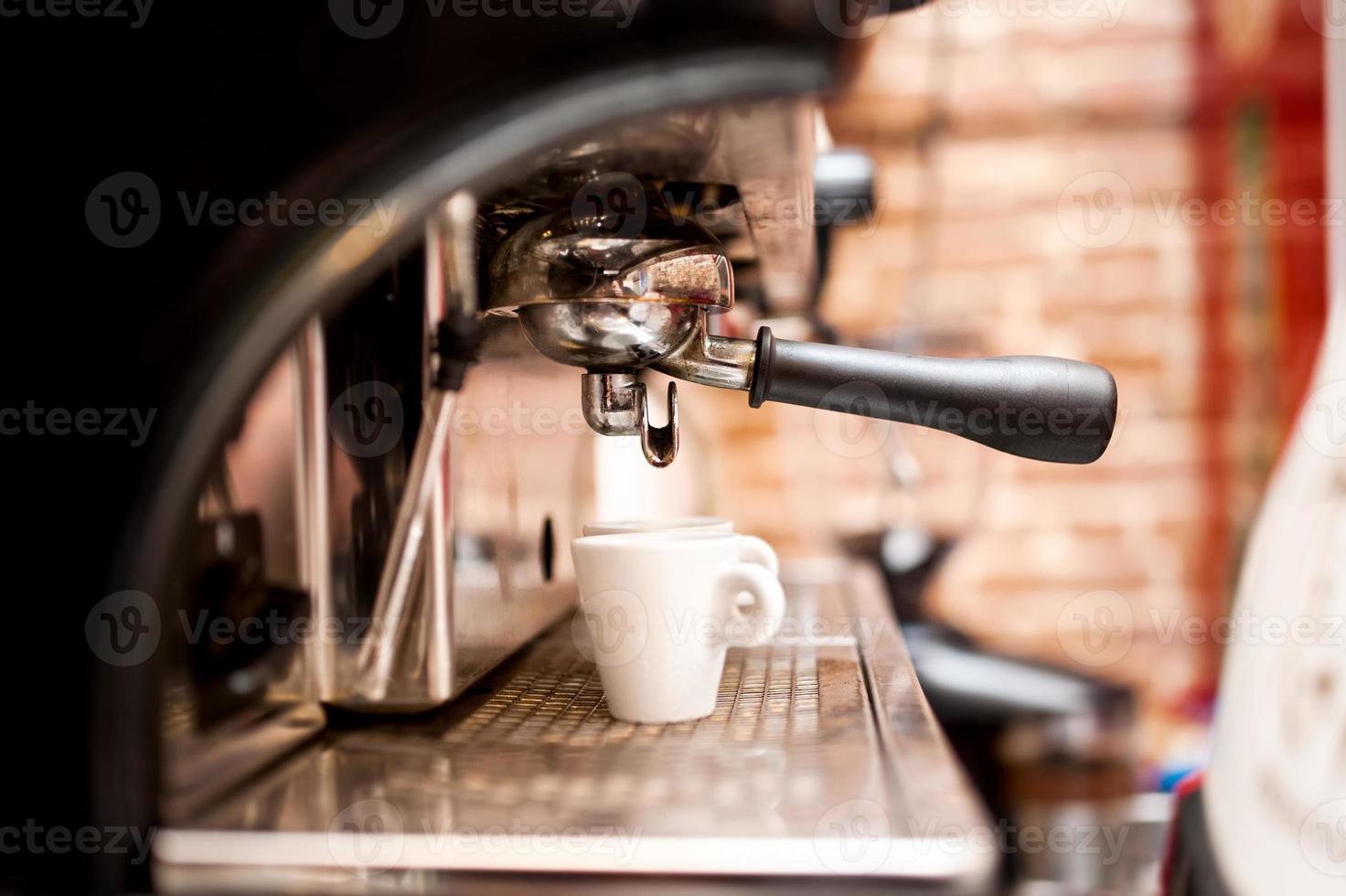 Maschine bereitet Espresso im Café oder in der Bar zu foto