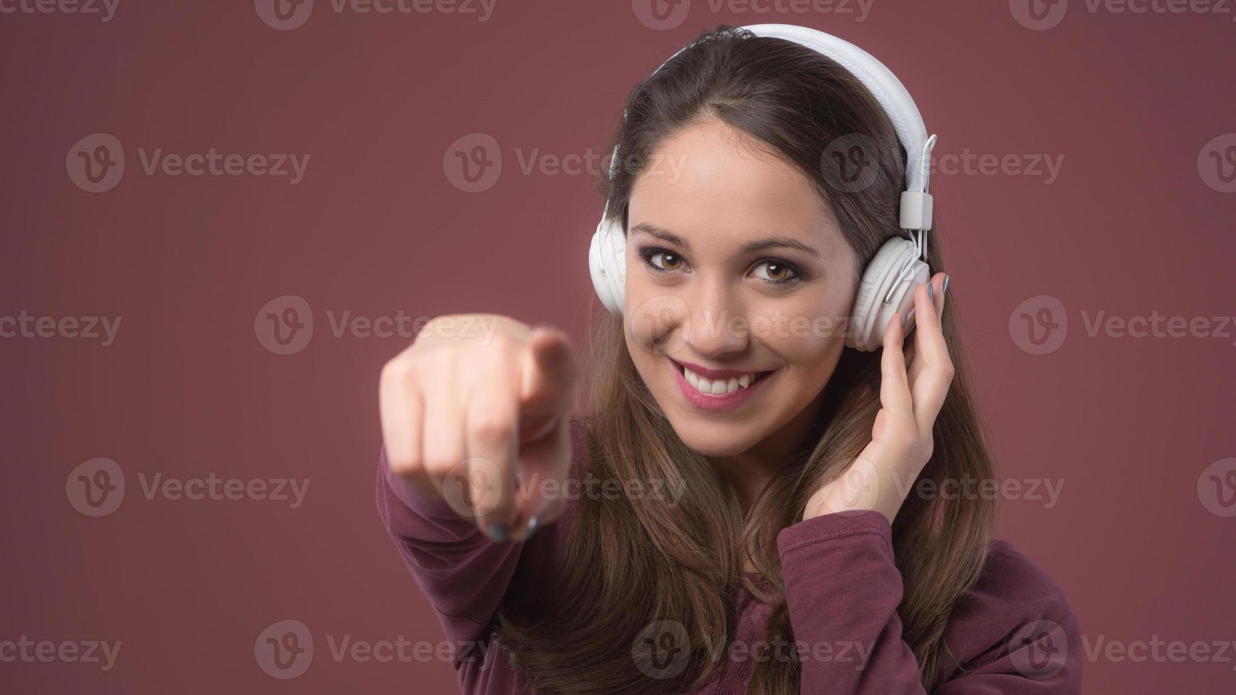 lächelnde Frau mit Kopfhörern foto