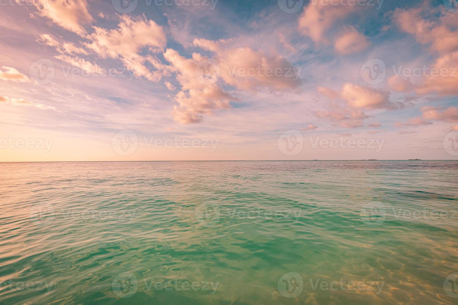 Nahaufnahme Meer Sandstrand. tolle Strandlandschaft. Inspirieren Sie den Horizont der tropischen Strandlandschaft. abstrakt golden sonnenuntergang himmel ruhe ruhig entspannend sonnenlicht sommer freiheit. urlaub reisen urlaub natur foto