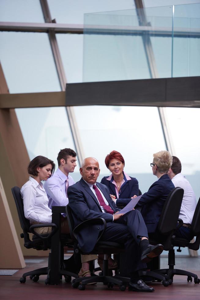 geschäftsleute gruppieren sich beim treffen in einem modernen, hellen büro foto