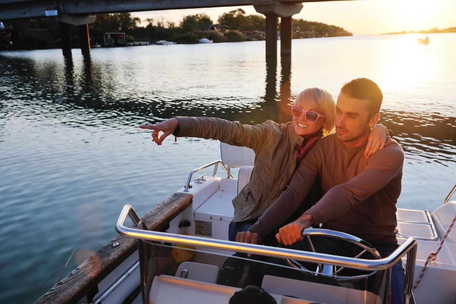 verliebte paare haben romantische zeit auf dem boot foto