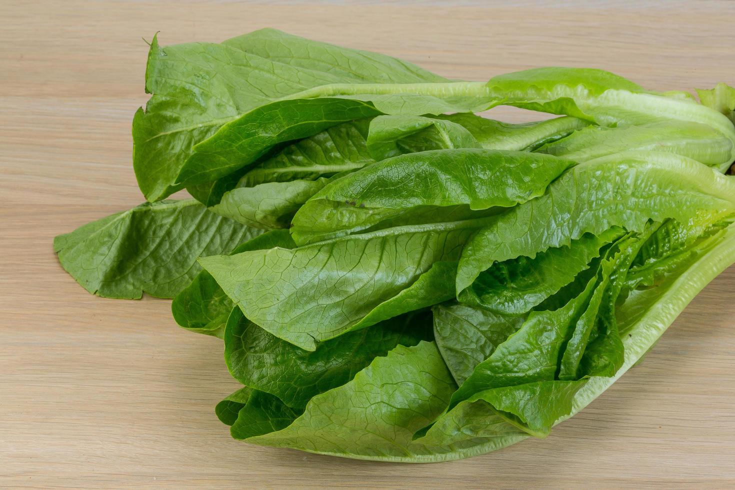 Romano-Salat auf Holzhintergrund foto