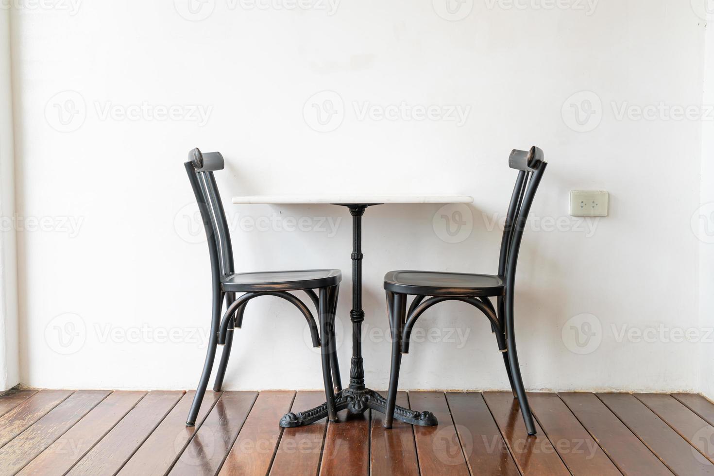 leerer Tisch und Stuhl im Restaurant foto