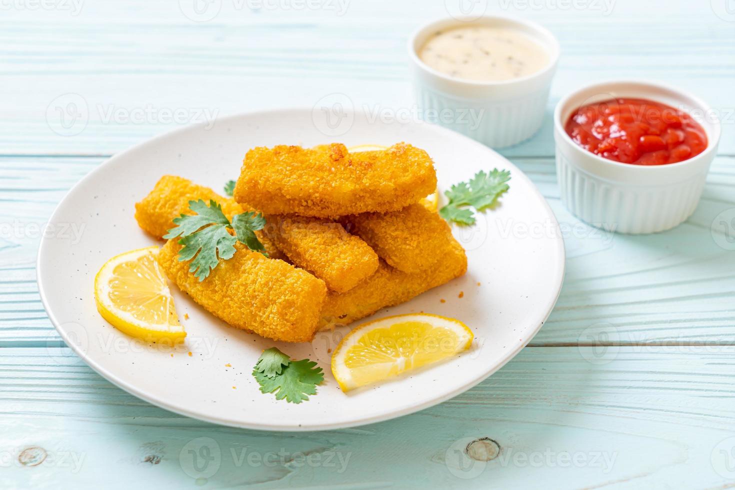 gebratene Fischstäbchen oder Pommes frites foto