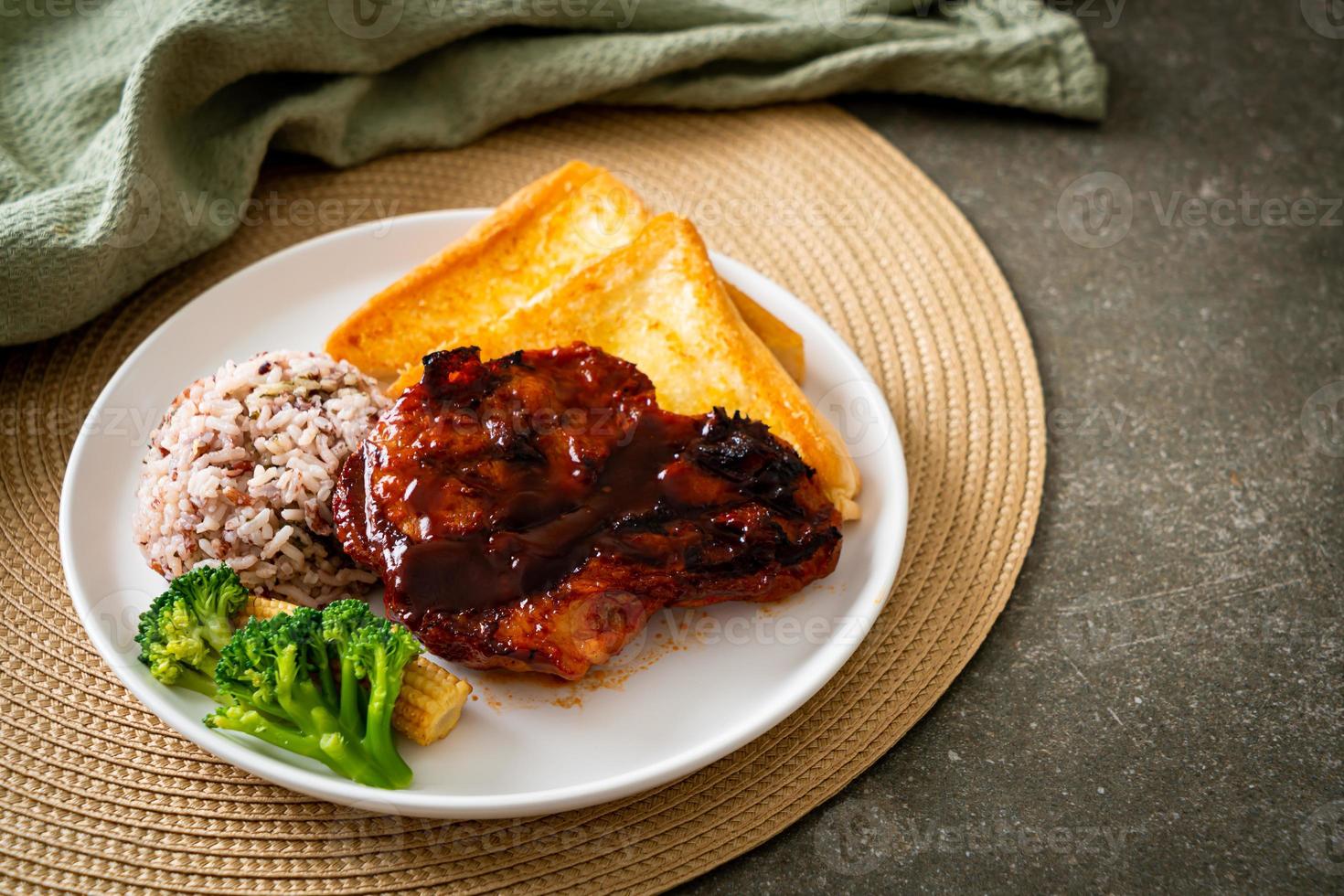 Barbecue-Schweinesteak mit Reisbeeren foto