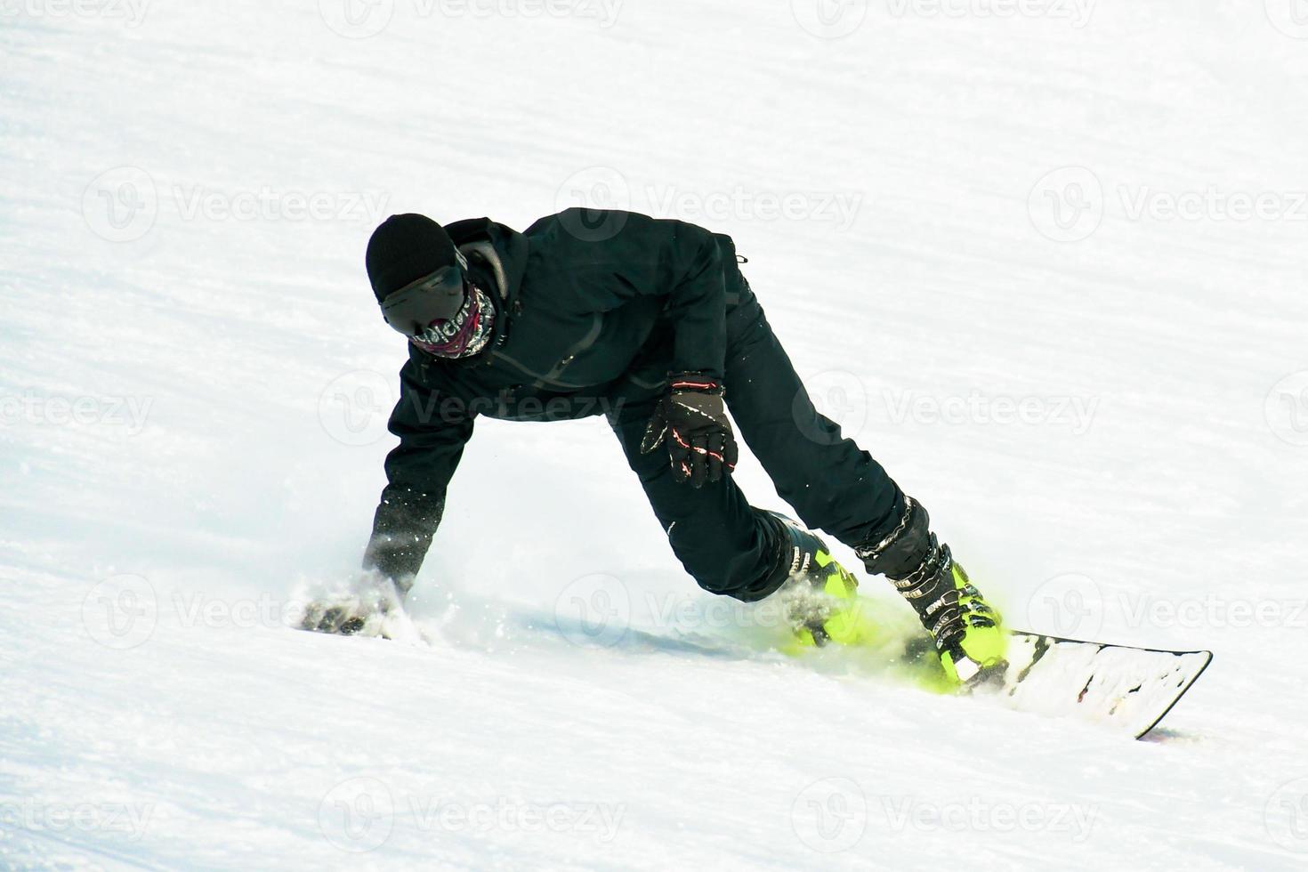 Snowboarder auf Skiern bergab. spezielle Wintersport-Kombination .Arten auf Snowboards und Skischuhart Sport foto