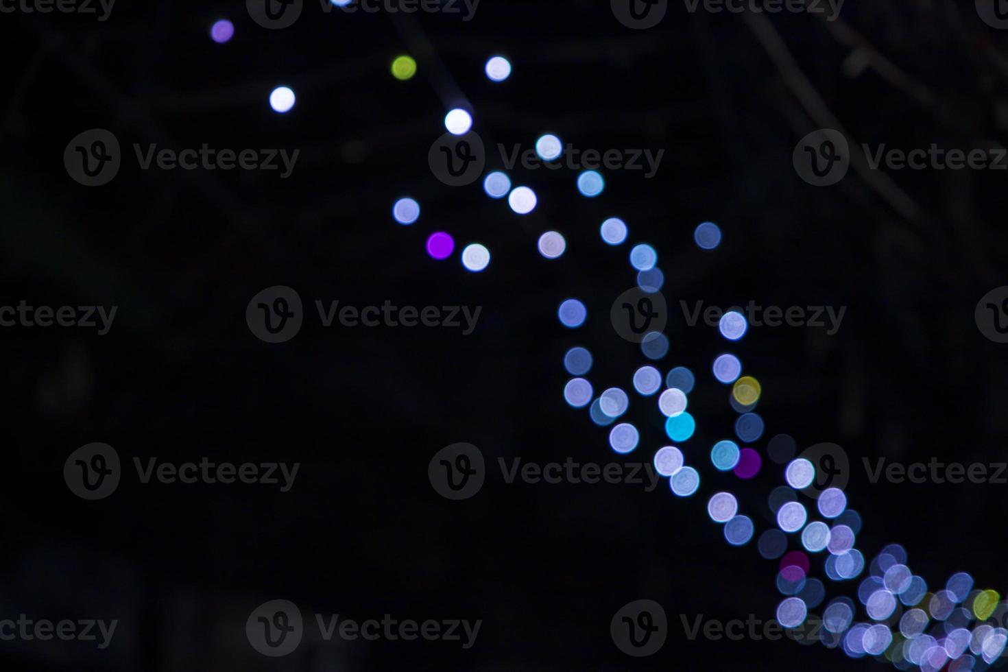 blaue Defokussierung abstrakte Bokeh-Lichteffekte auf der nachtschwarzen Hintergrundtextur foto