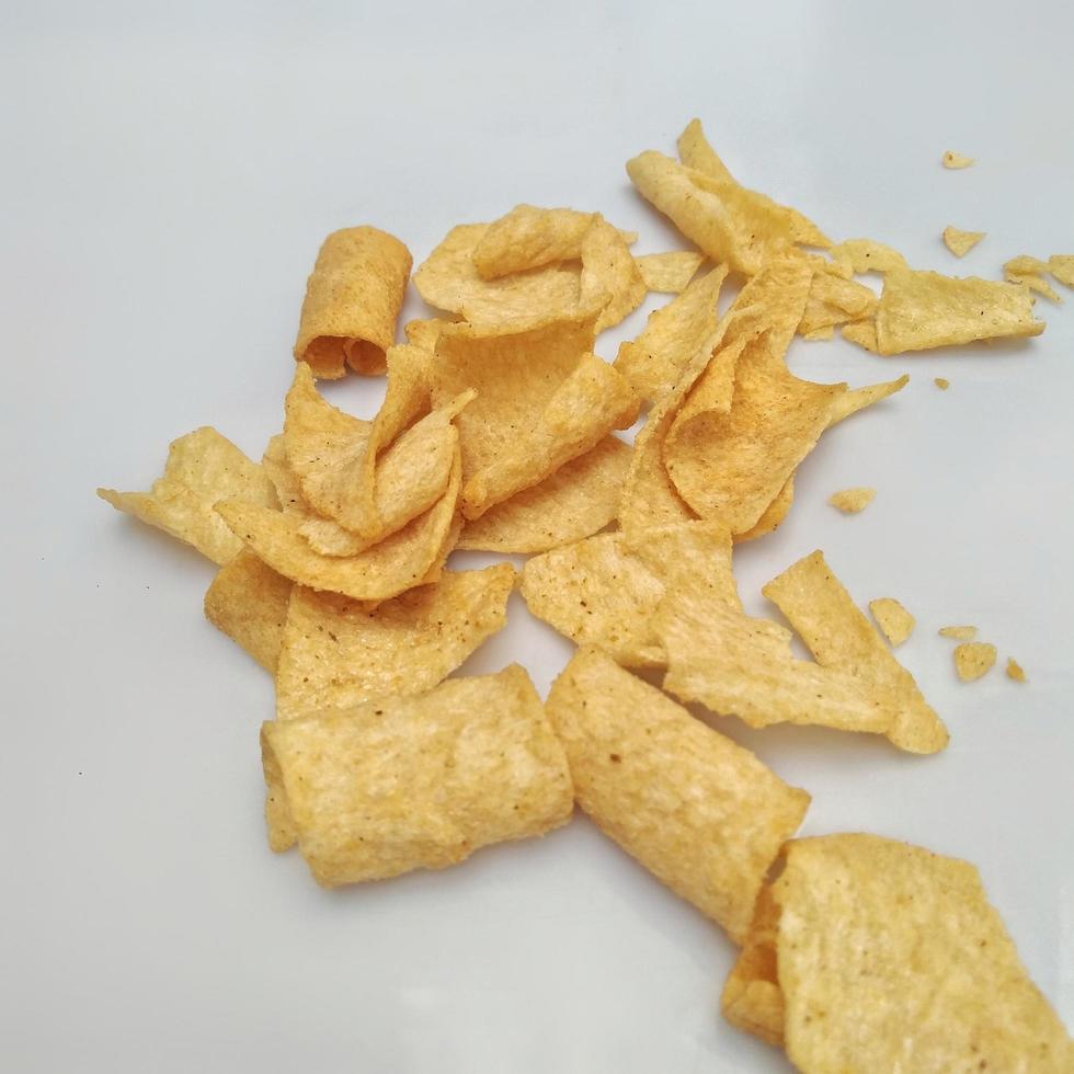 Kartoffelchips lokalisiert auf weißem Hintergrund foto