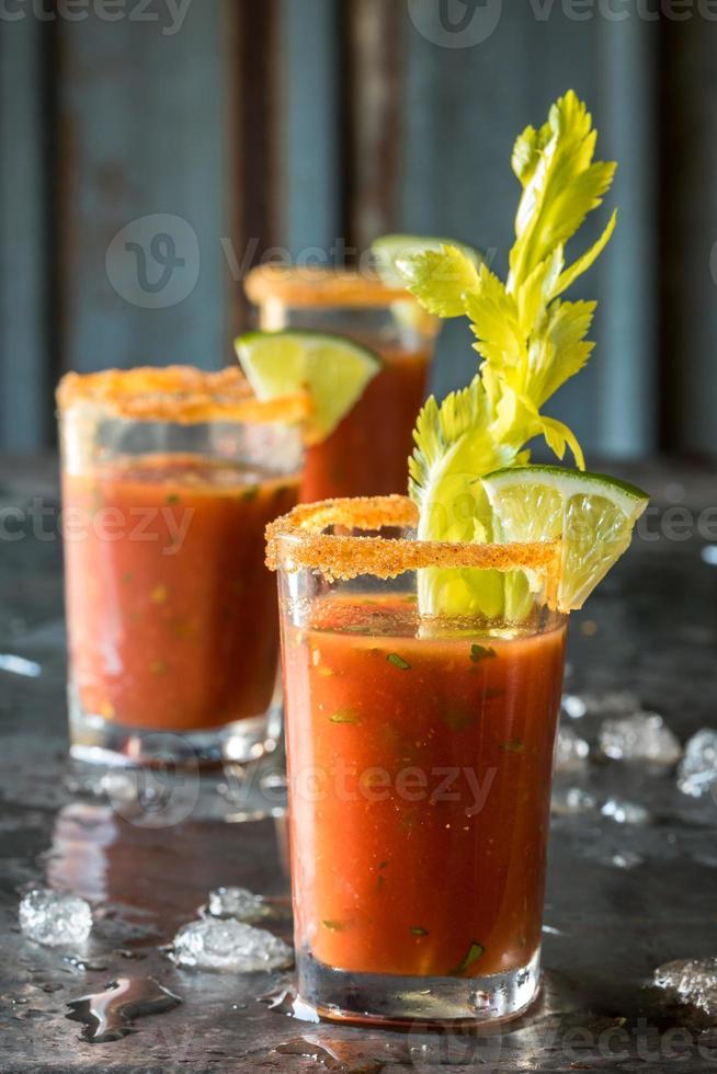 würzige Bloody-Mary-Shooter-Getränke foto