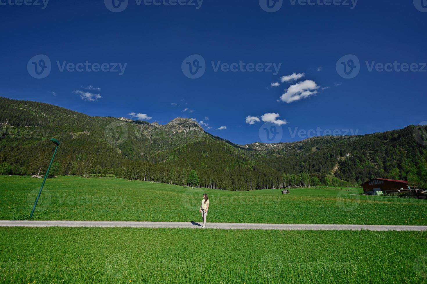 Frau steht auf Weg in Almwiese bei Untertauern, Österreich. foto