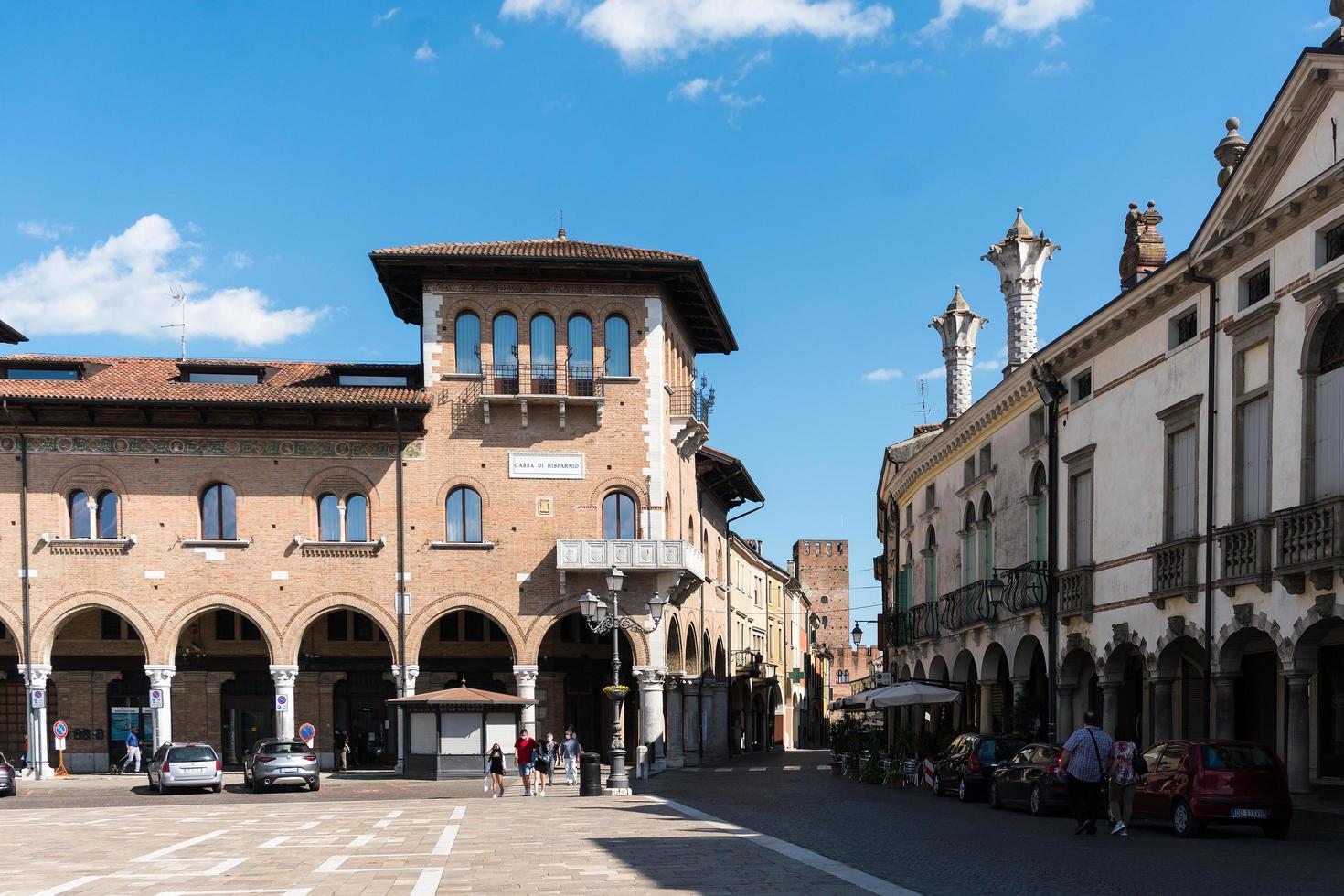 montagnana, italien - 30. mai 2021 - schlendern an einem sonnigen tag in der stadt montagnana in der provinz padua, italien. Es hat schöne Mauern und gehört zu den schönsten Dörfern Italiens foto