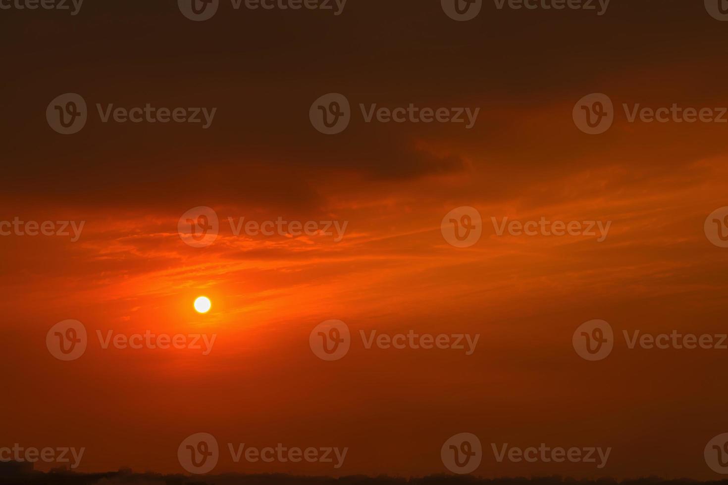 Sonnenuntergangwolken im beträchtlichen Hintergrund des blauen Himmels foto