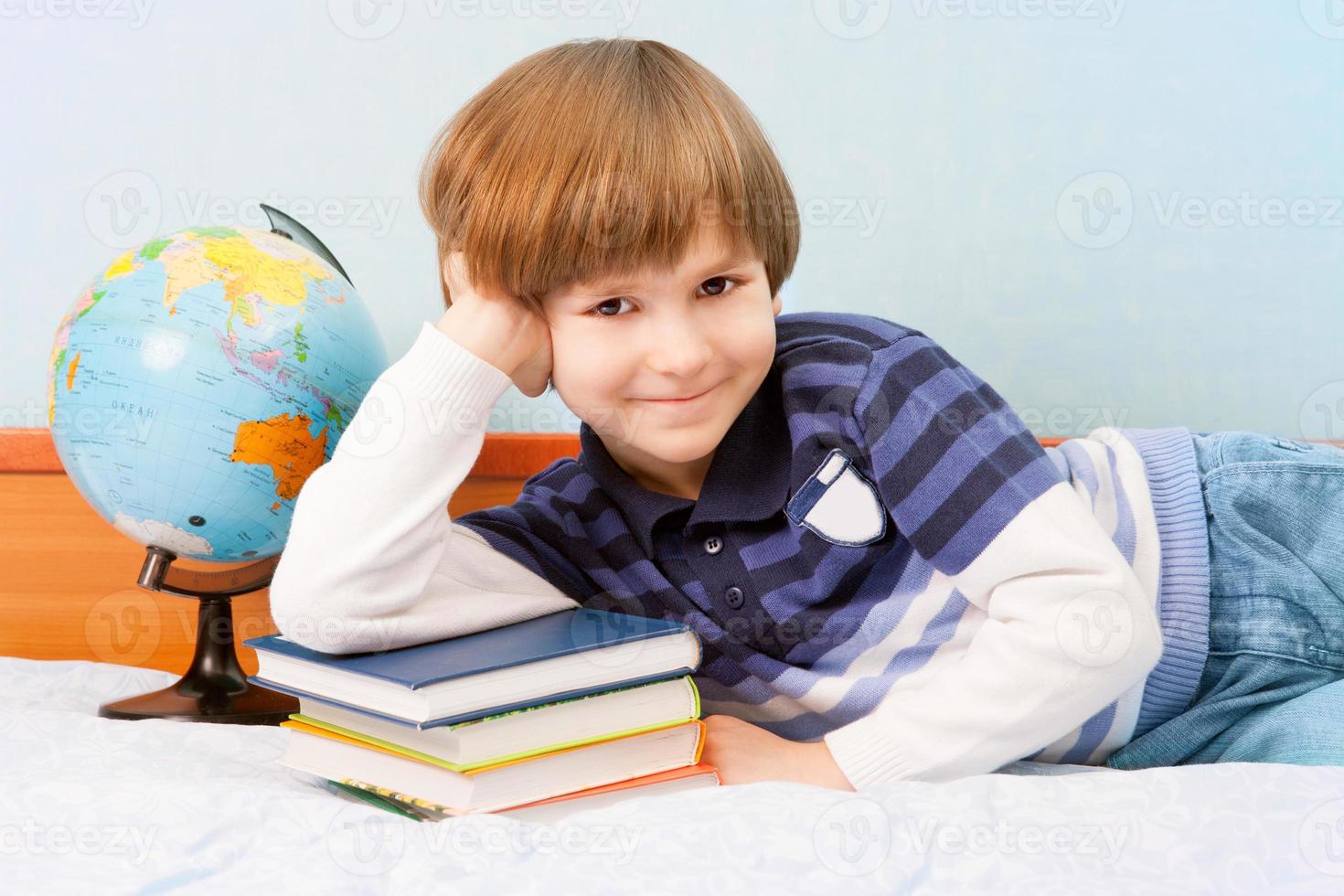 das Kind mit dem Stapel Buch foto