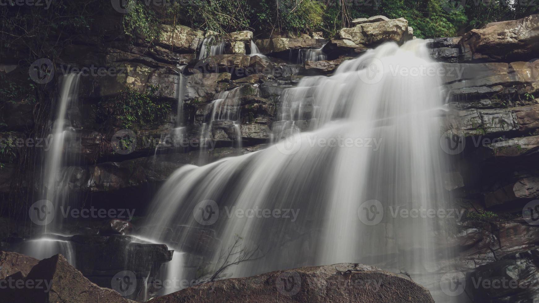 Der Wasserfall im großen Wald ist sehr schön und während der Regenzeit weniger bekannt und gefährlich. foto