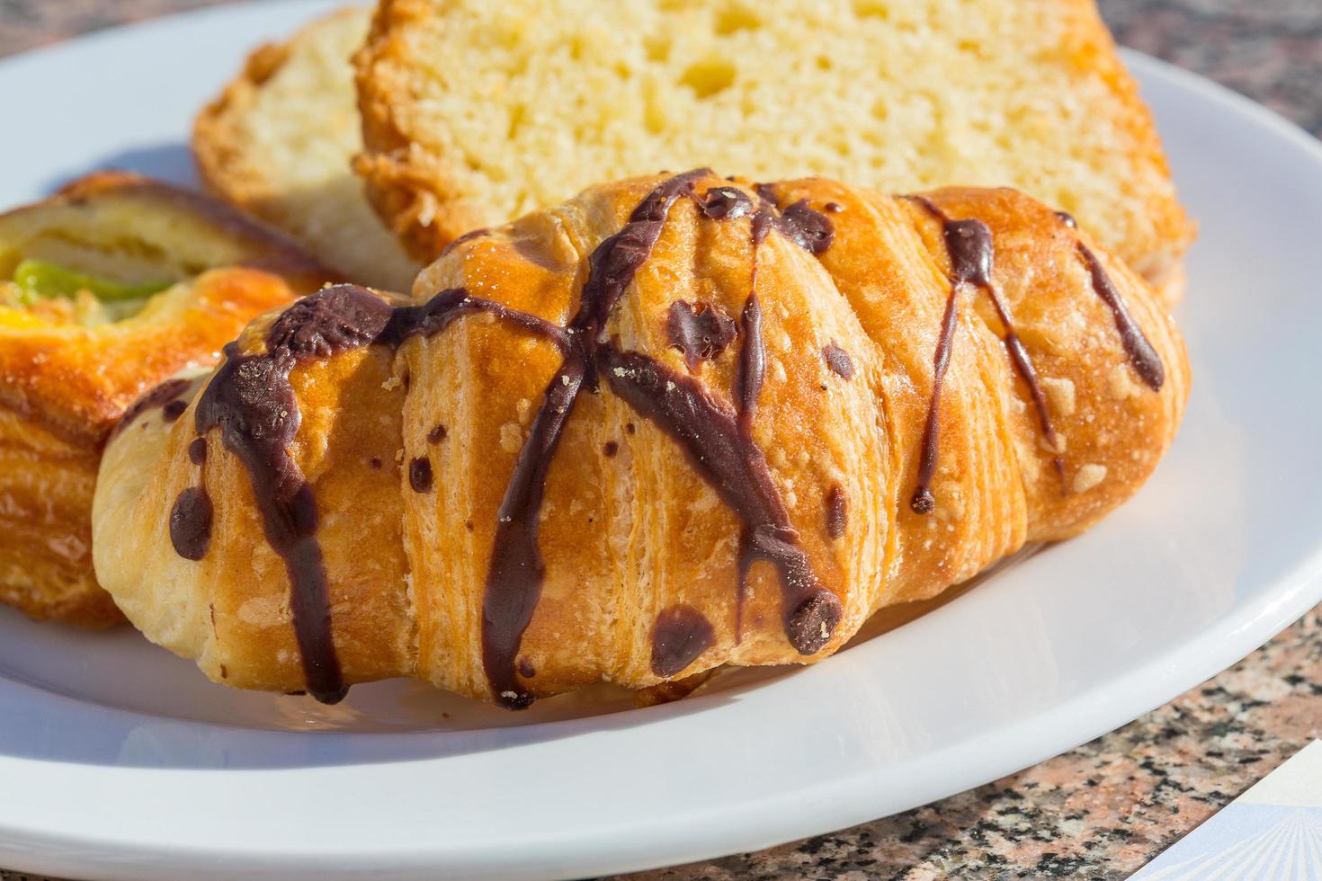 Croissant auf dem Teller foto