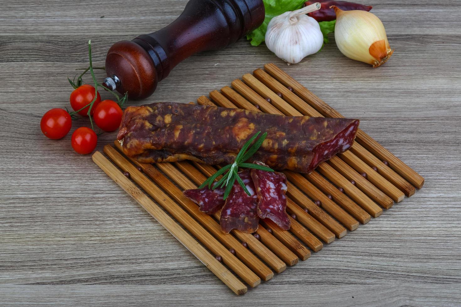Salamiwurst auf Holzbrett und Holzhintergrund foto