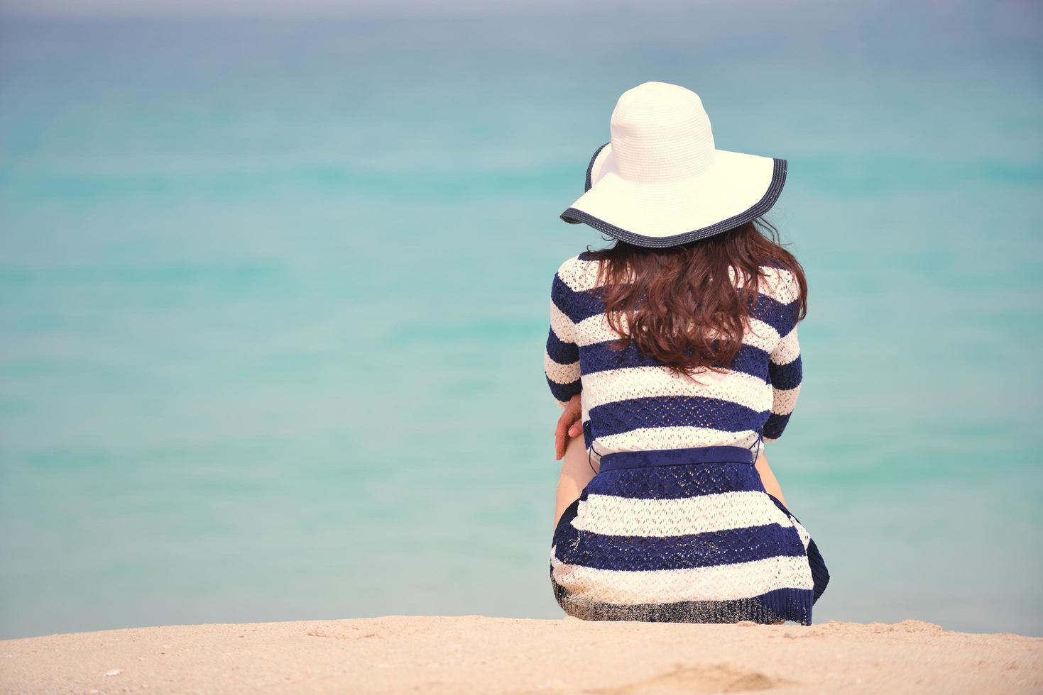 glückliche schöne frau, die sommerferien genießt foto