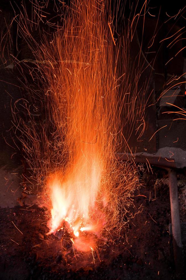 traditioneller Schmiedeofen mit brennendem Feuer foto