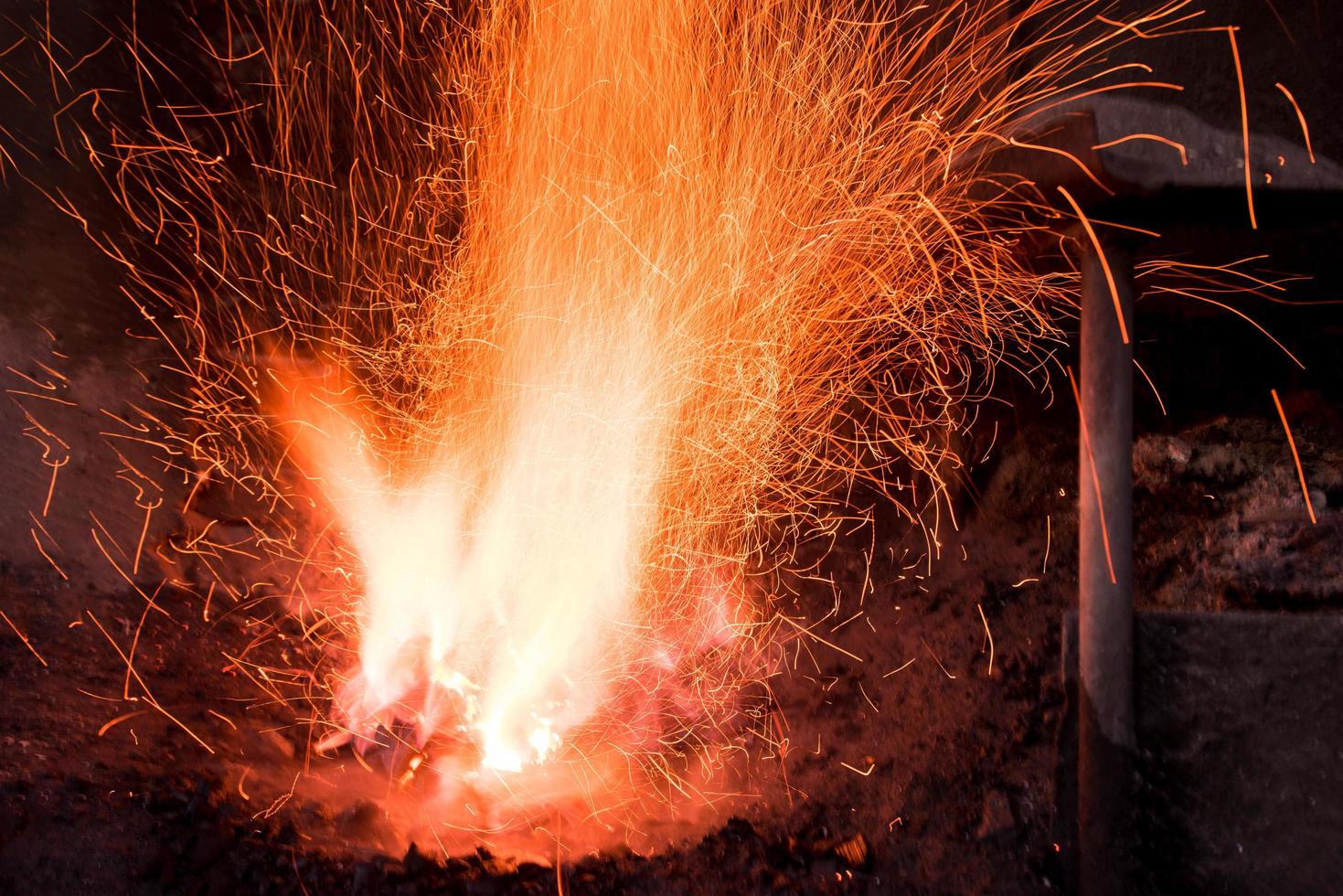 traditioneller Schmiedeofen mit brennendem Feuer foto