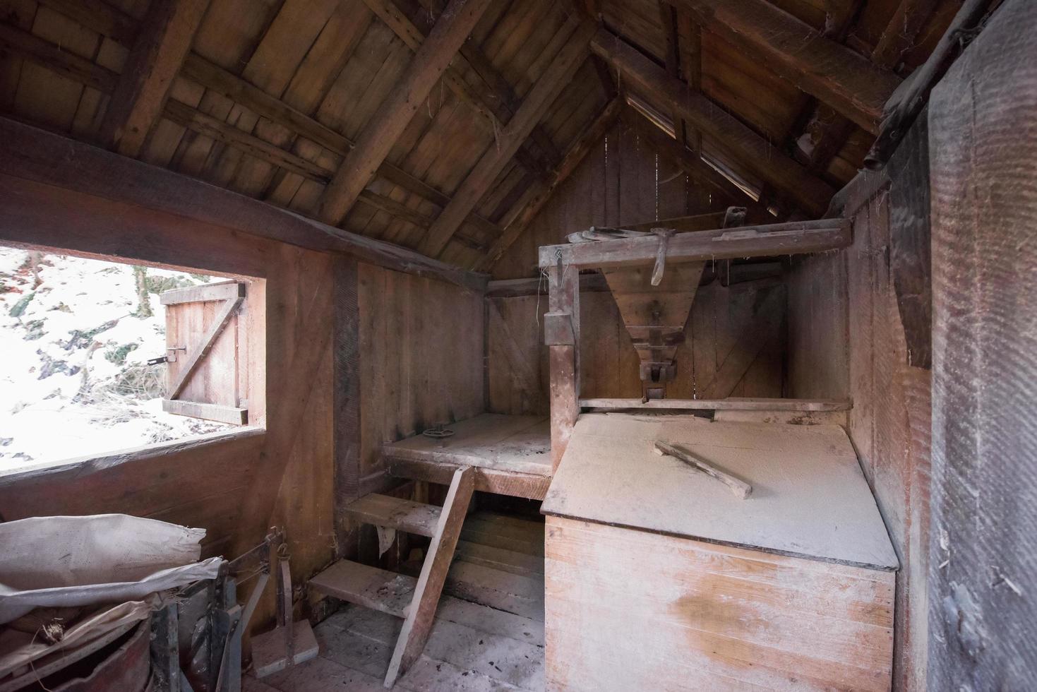 Innenraum der Retro-Wassermühle aus Holz foto