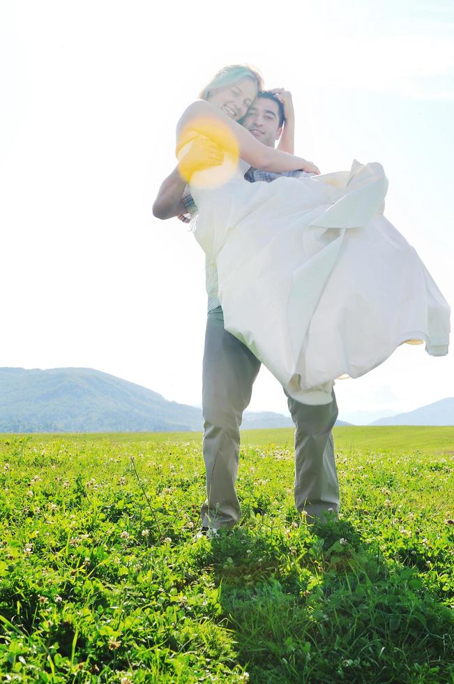 glückliche Braut und Bräutigam im Freien foto