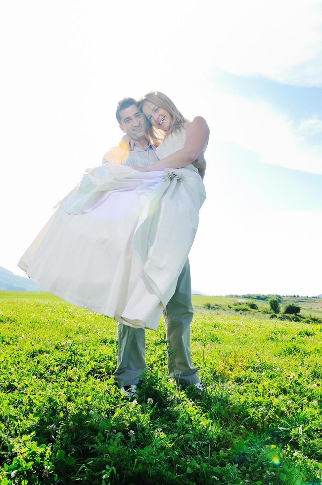 glückliche Braut und Bräutigam im Freien foto