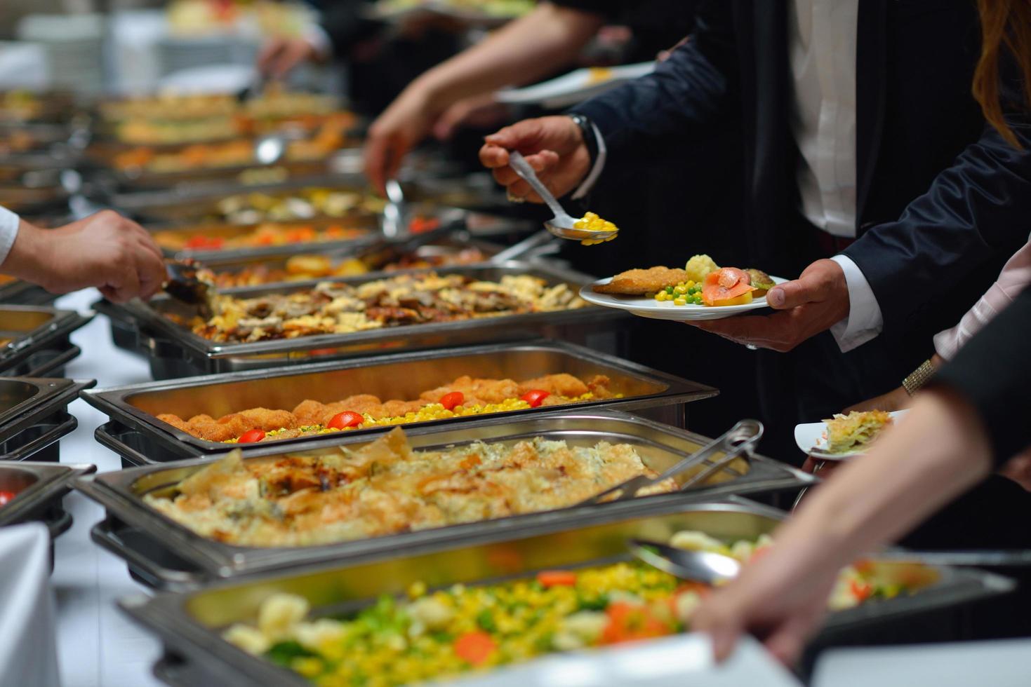 Blick auf das Essen vom Buffet foto