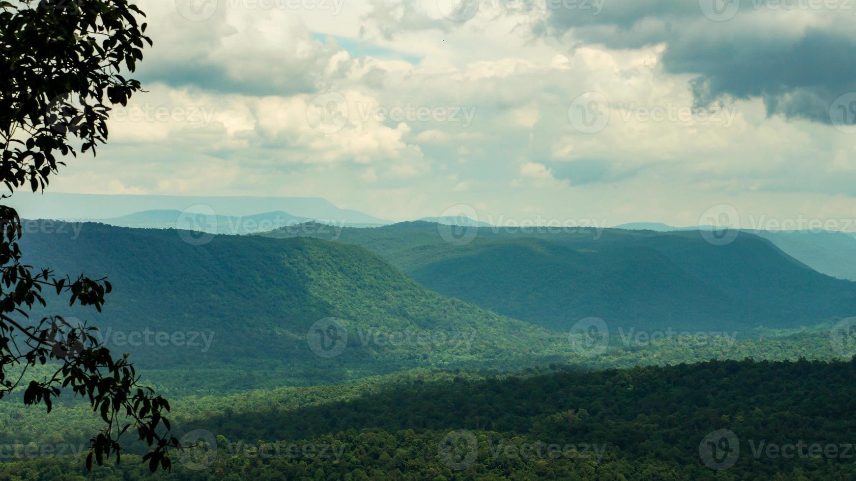 Panorama der hohen Berge in Thailand wunderbare Regenzeit Landschaft in den Bergen haben den ganzen Himmel Wolken und Nebel. foto