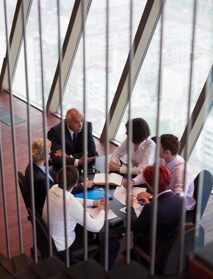 geschäftsleute gruppieren sich beim treffen in einem modernen, hellen büro foto