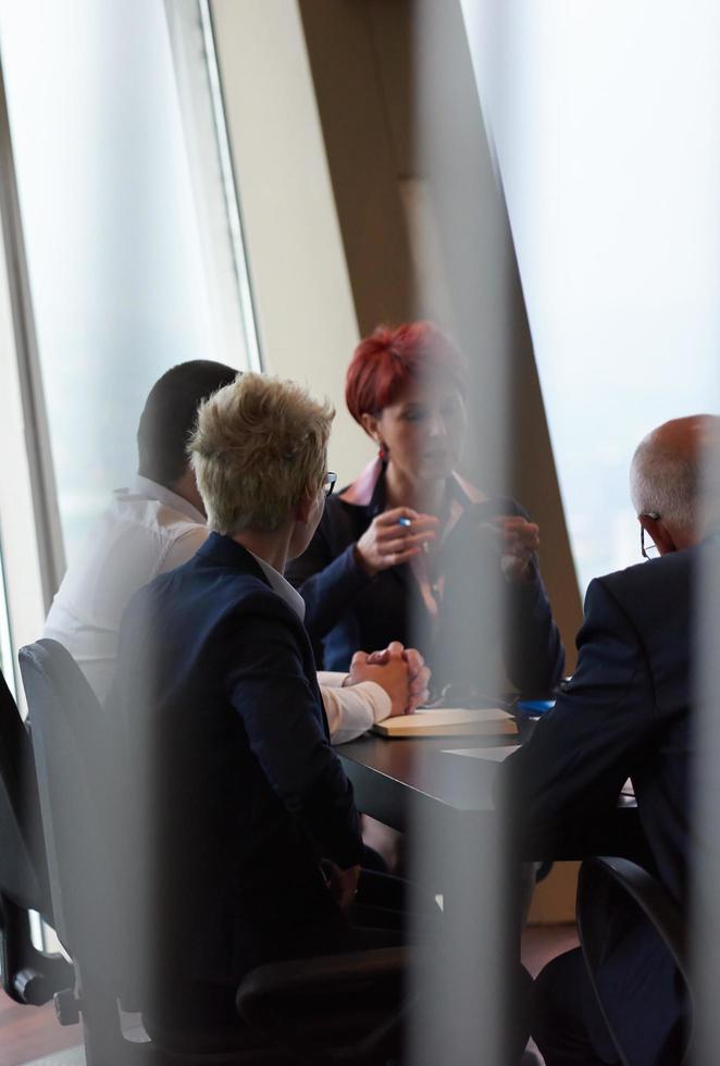 geschäftsleute gruppieren sich beim treffen in einem modernen, hellen büro foto