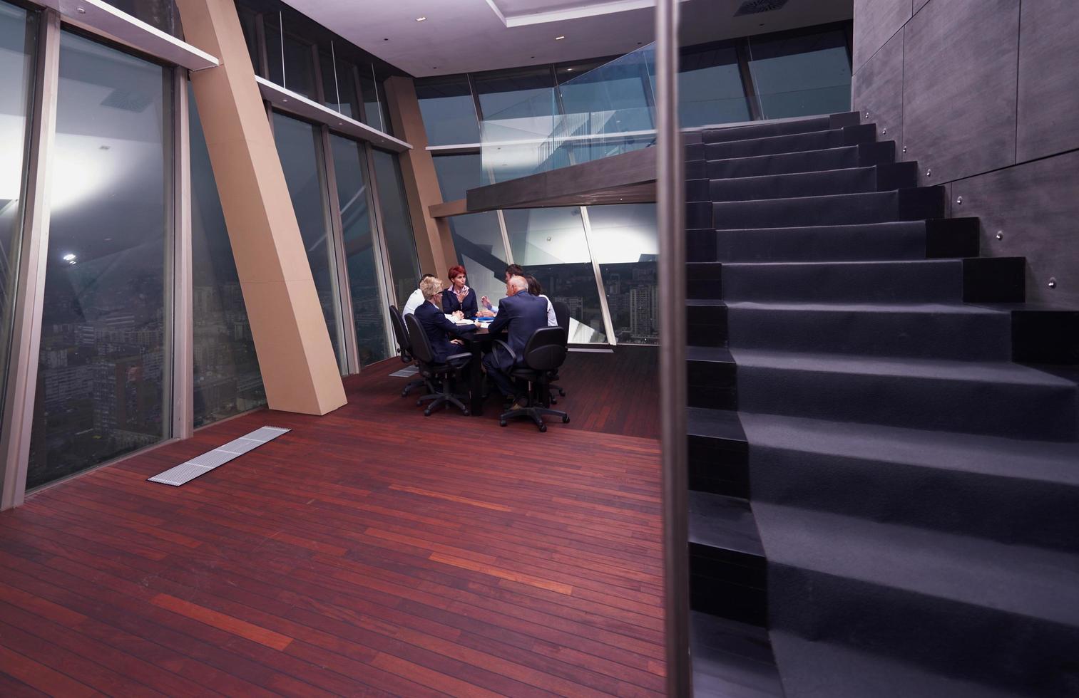 geschäftsleute gruppieren sich beim treffen in einem modernen, hellen büro foto