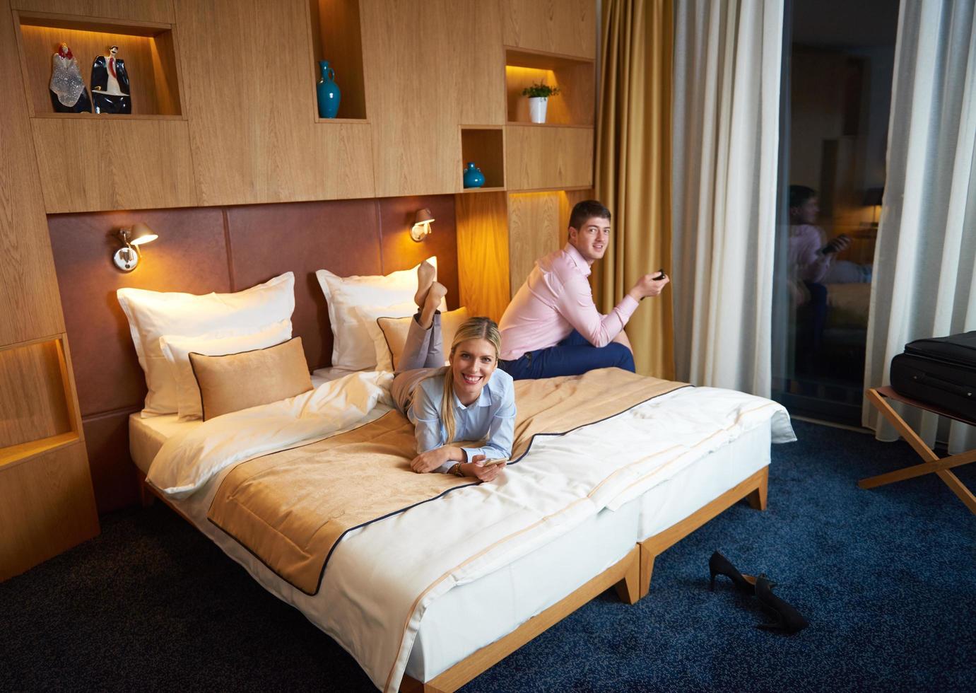 junges Paar im modernen Hotelzimmer foto