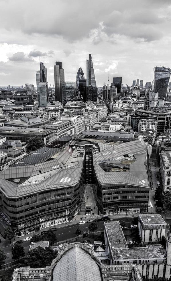 Graustufen-Luftbild der Skyline der Stadt foto