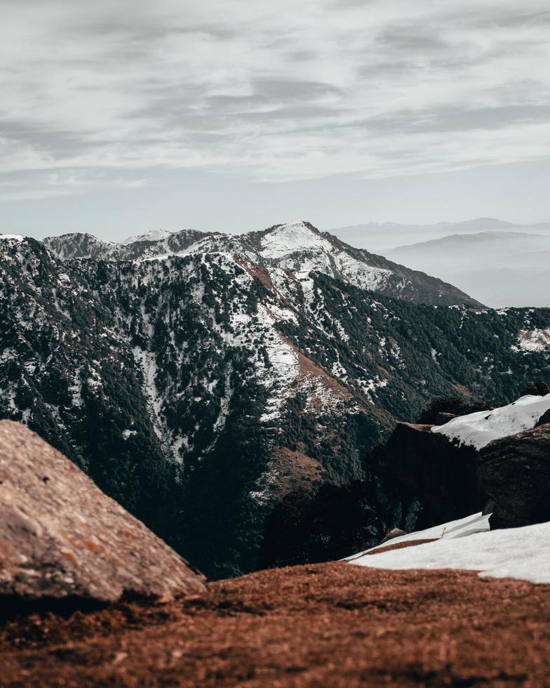 schneebedeckte Berge unter einem bewölkten Himmel foto