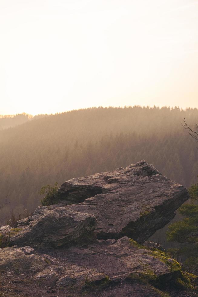 dunstiger Sonnenschein auf Bergen foto