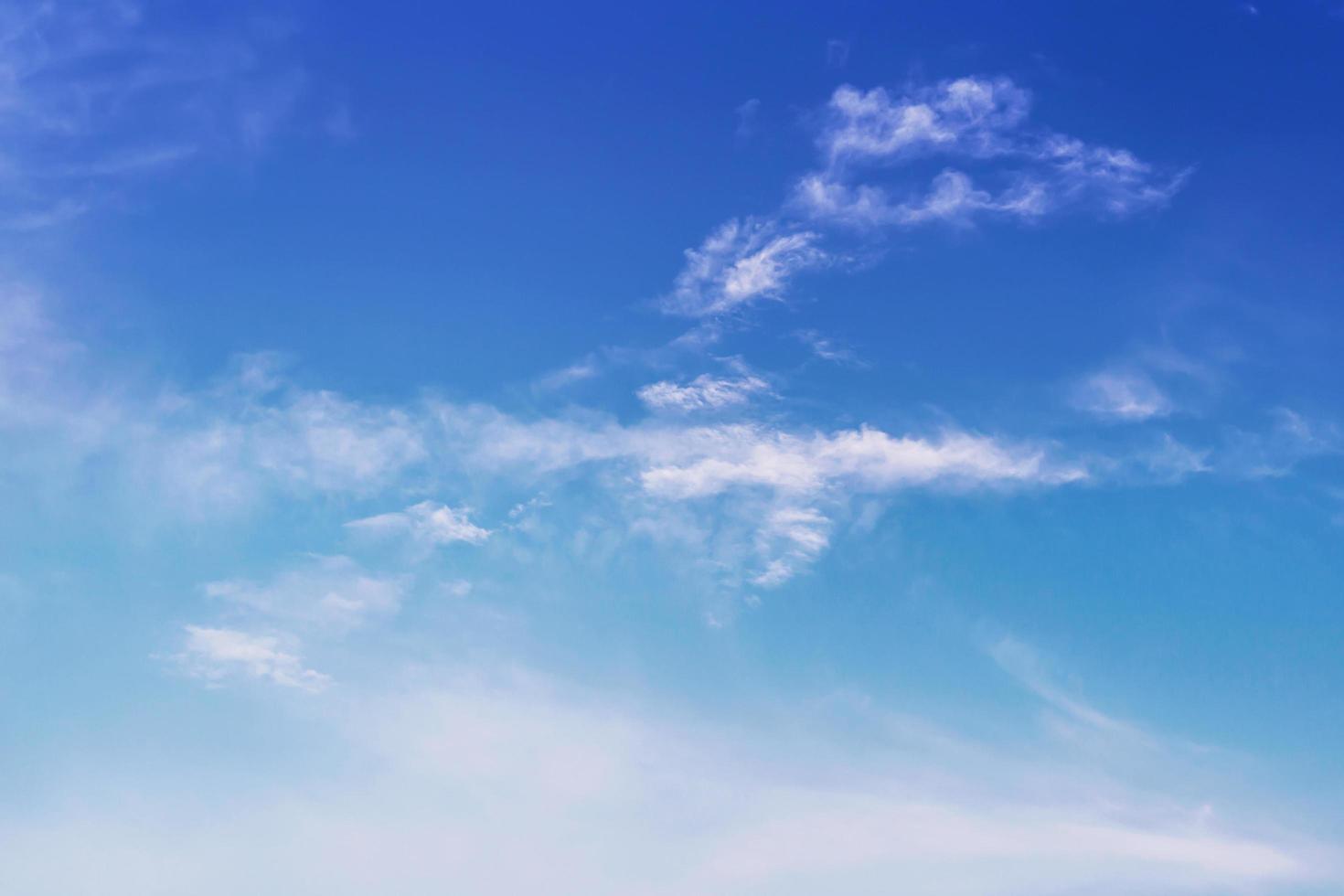 blauer Himmel mit Wolken foto