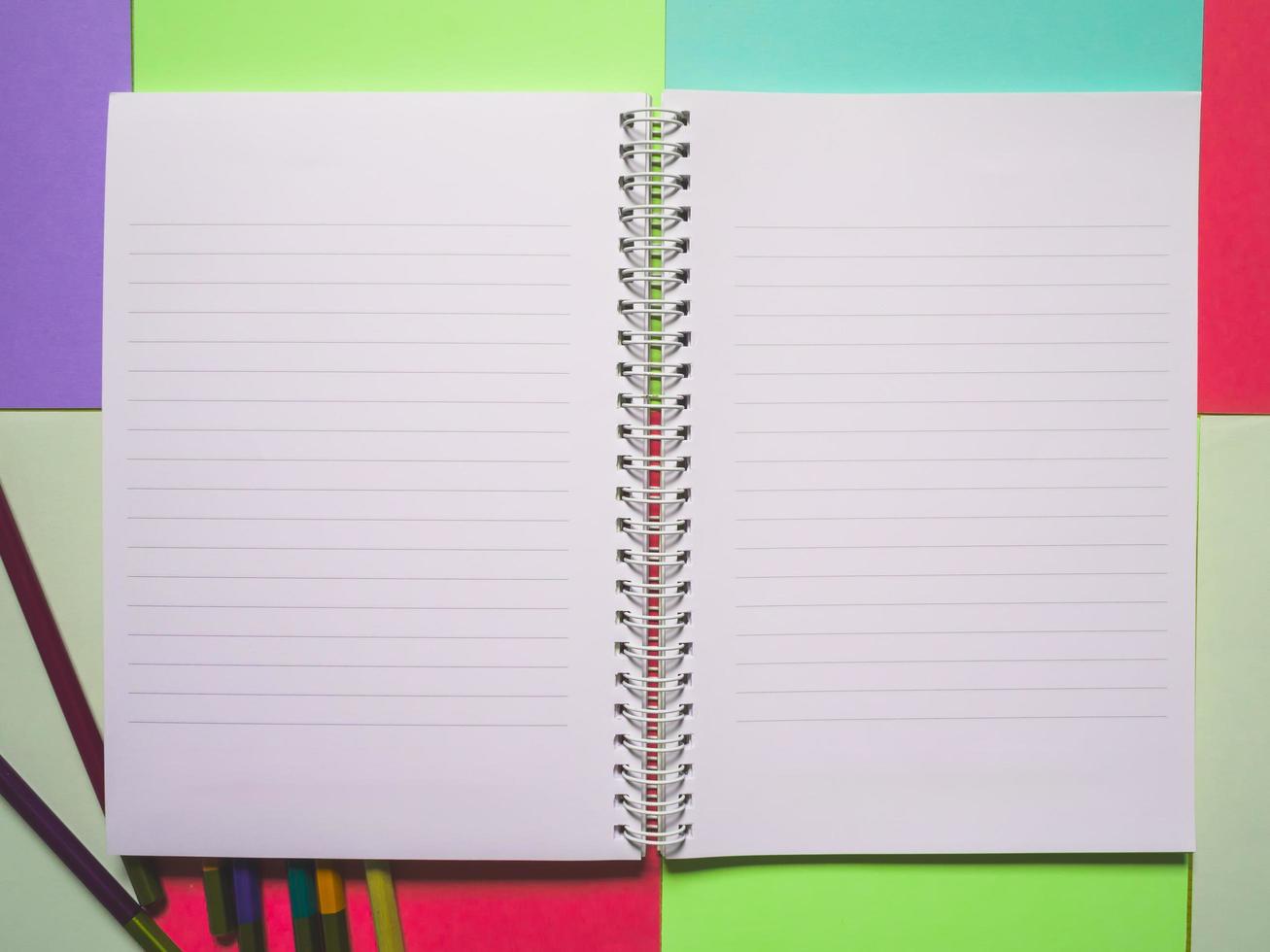 Notizbuch auf einem farbigen Hintergrund foto